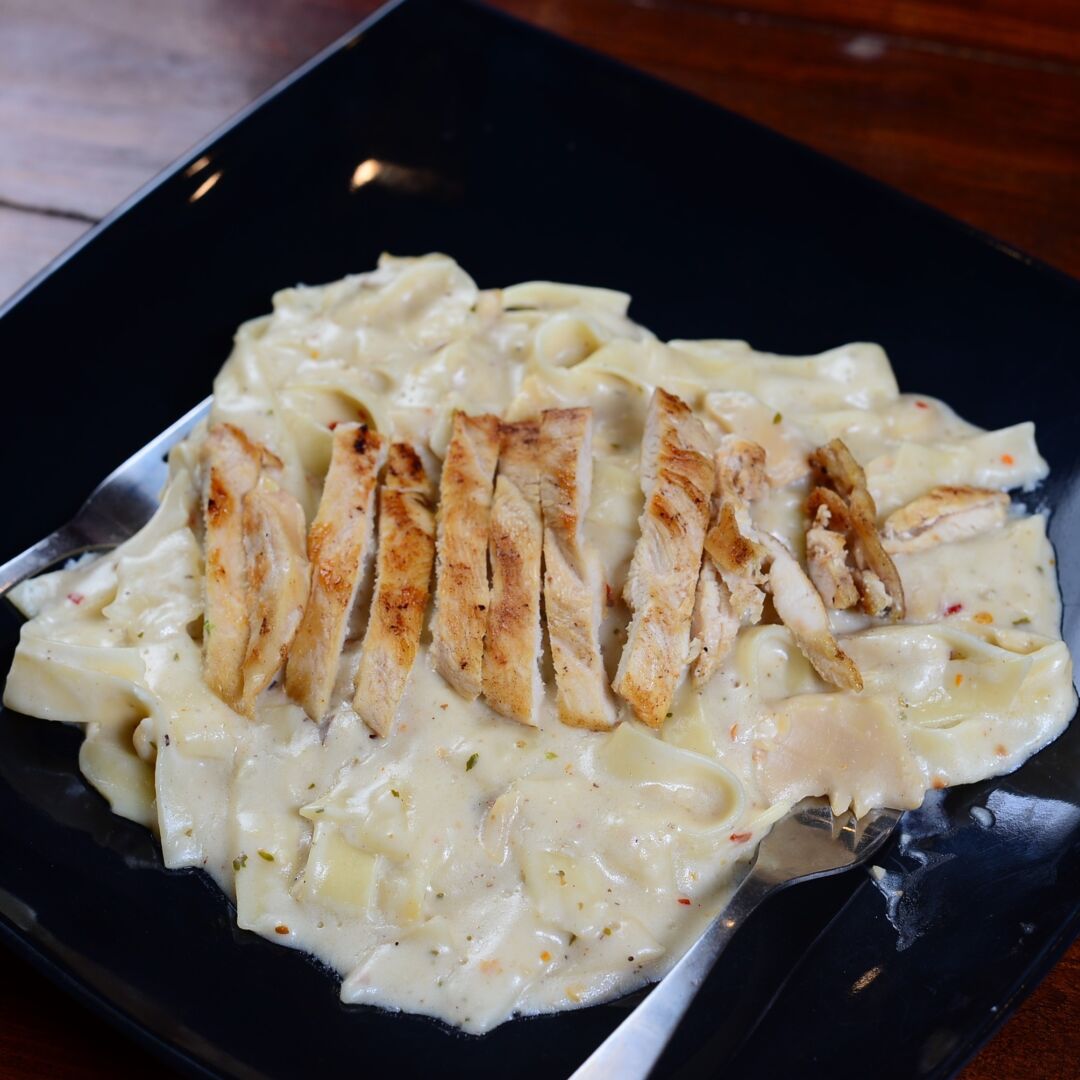 15-classic-creamy-alfredo-sauce-with-chicken-and-pasta-recipe-black-plate